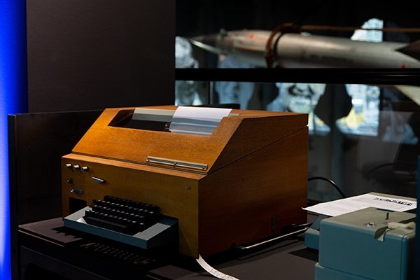Teleprinter seperti ini dipajang di Museum Perang Dingin Berlin yang baru digunakan untuk menyampaikan pesan rahasia, Jerman, 22 November 2022. (Foto dpa)