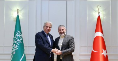 Türkiye’s Treasury and Finance Minister Nureddin Nebati (R) shakes hands with Saudi Arabian Trade Minister Majid bin Abdullah Al Qasabi (L), Istanbul, Türkiye, Nov. 27, 2022. (Photo: @NureddinNebati)