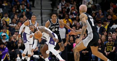 Los Angeles Lakers&#039; LeBron James tries to steal the ball against the San Antonio Spurs in the first half at AT&amp;T Center, San Antonio, Texas, U.S., Nov. 26, 2022. (AFP Photo)