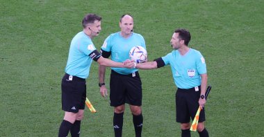 Spanish referee Antonio Mateu Lahoz (C) and his assistants during a FIFA World Cup match, Doha, Qatar, Nov. 25, 2022. (EPA Photo)