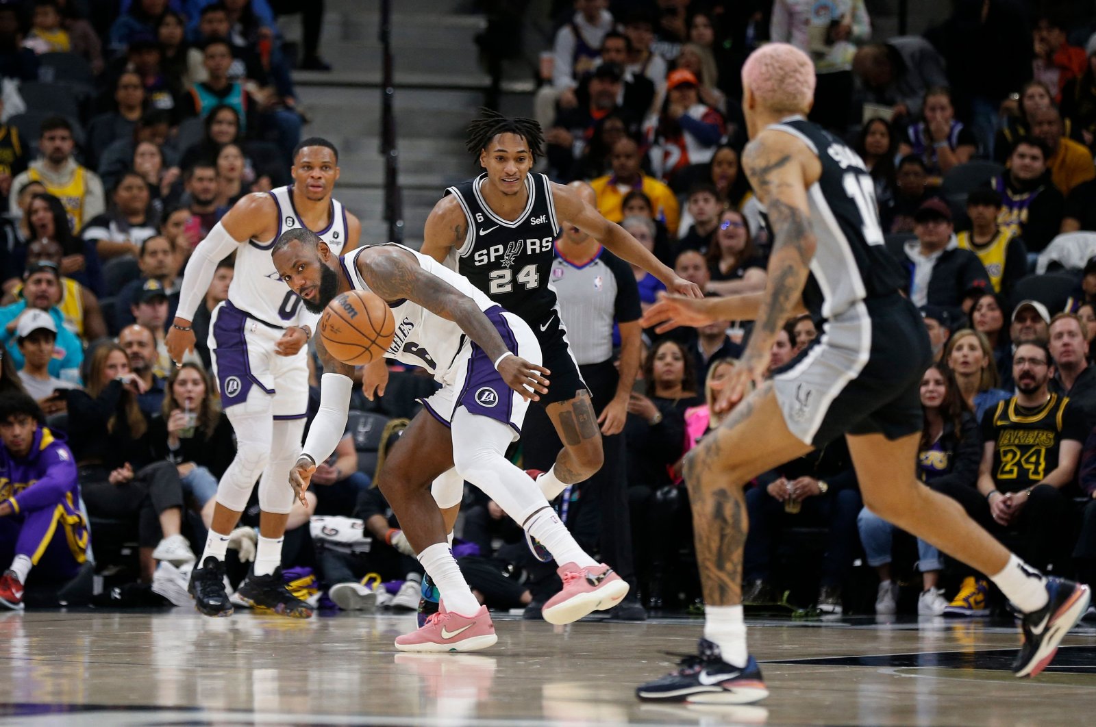 Los Angeles Lakers&#039; LeBron James tries to steal the ball against the San Antonio Spurs in the first half at AT&amp;T Center, San Antonio, Texas, U.S., Nov. 26, 2022. (AFP Photo)
