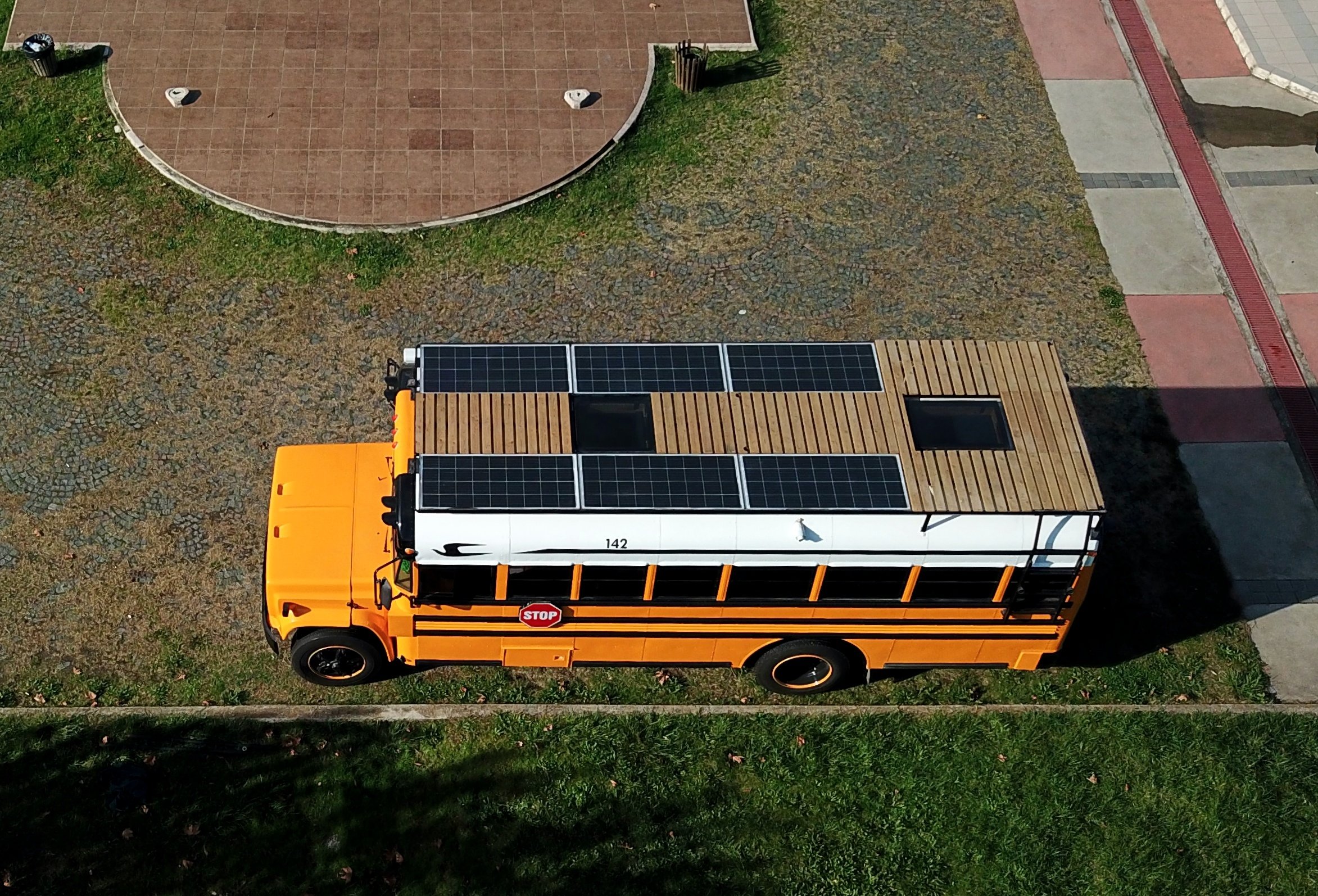 Panel surya dipasang di atap bus sekolah yang diubah menjadi karavan di Samsun, Türkiye, 28 November 2022. (Foto AA)