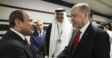 President Recep Tayyip Erdoğan (R) shakes hands with Egyptian President Abdel-Fattah el-Sissi during the opening ceremony of the 2022 World Cup in Doha, Qatar, Nov. 20, 2022. (AP Photo)