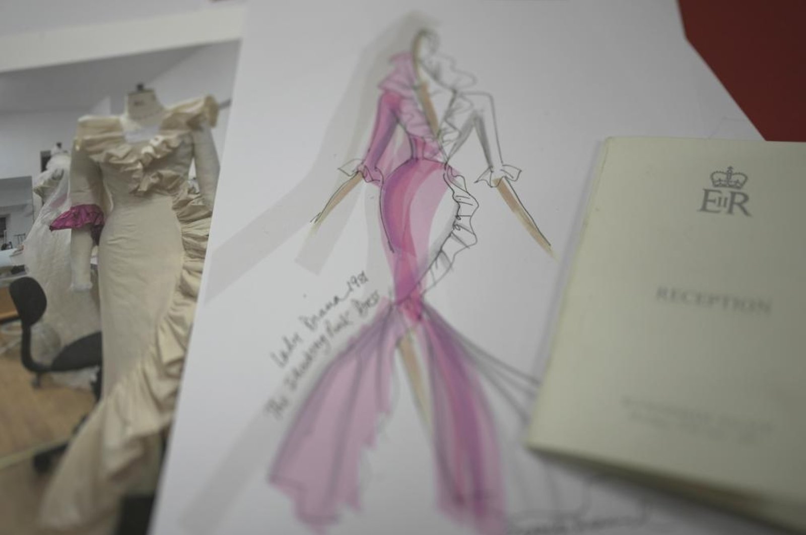 Gaun pink Diana yang ikonik didesain ulang melalui eksplorasi memori