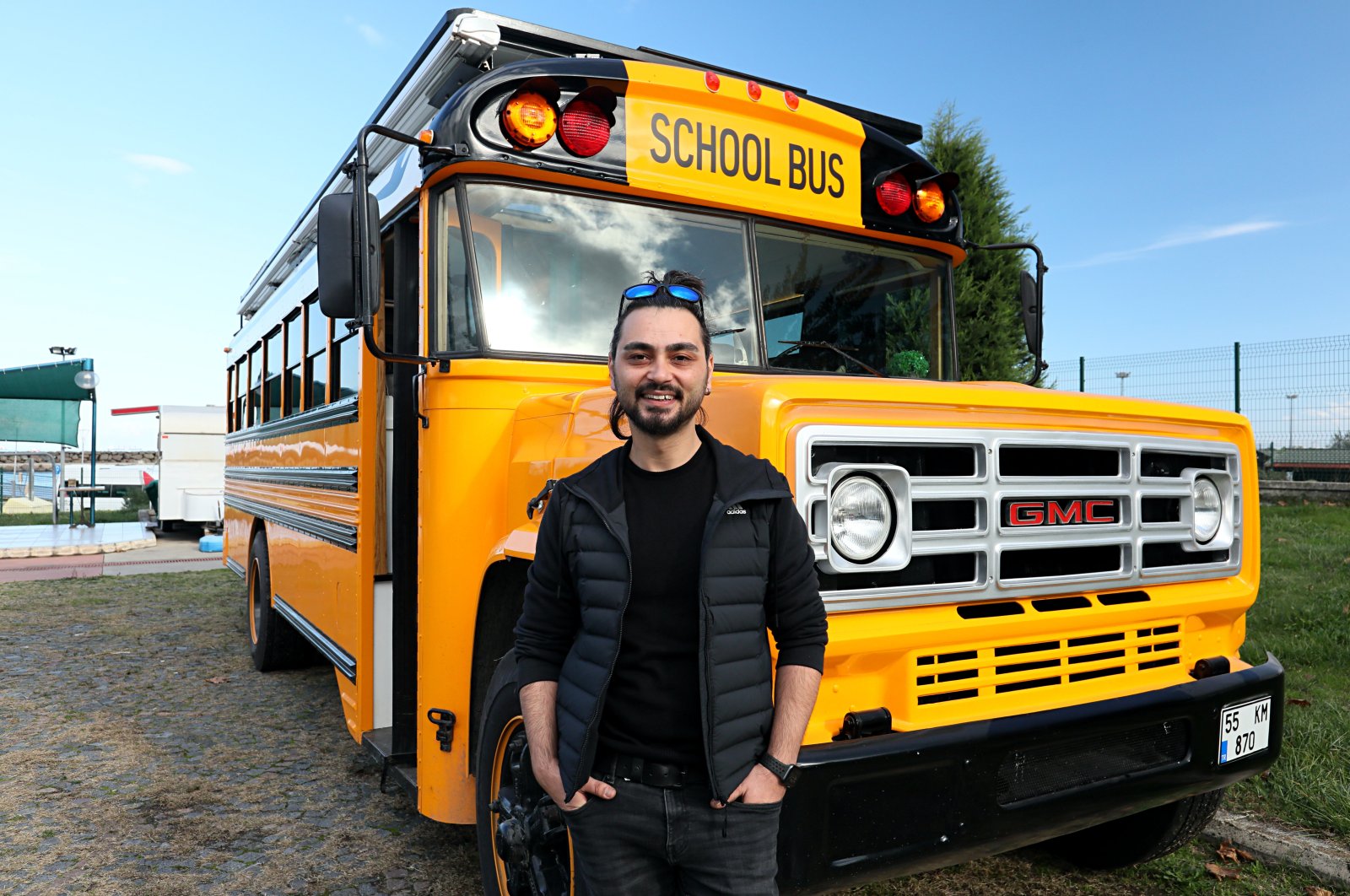 Pria Turki memulai tur dunia ‘bus sekolah’