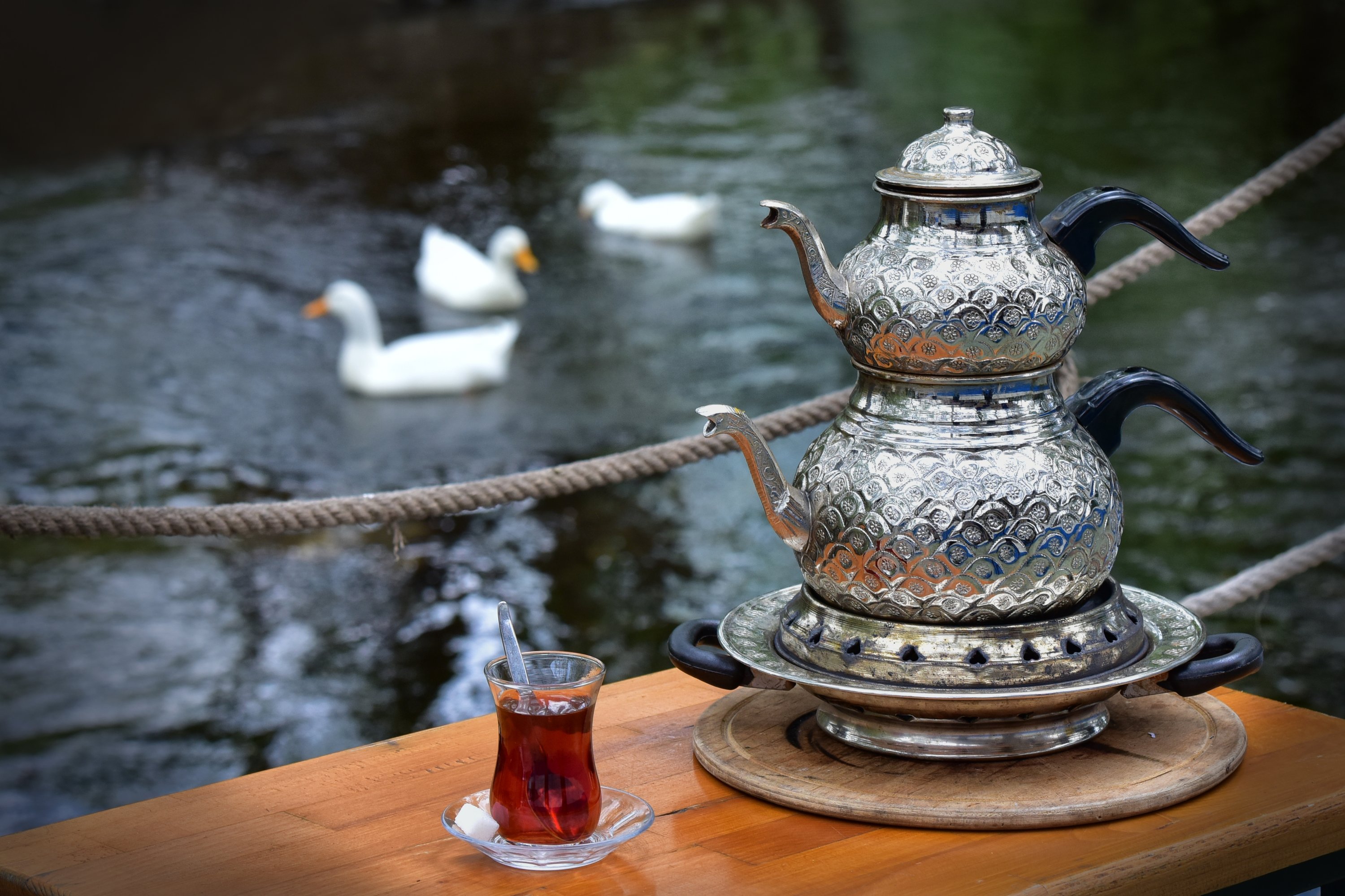 Gelas teh tradisional dan teko tembaga.  (Foto milik Kementerian Kebudayaan dan Pariwisata Türkiye)