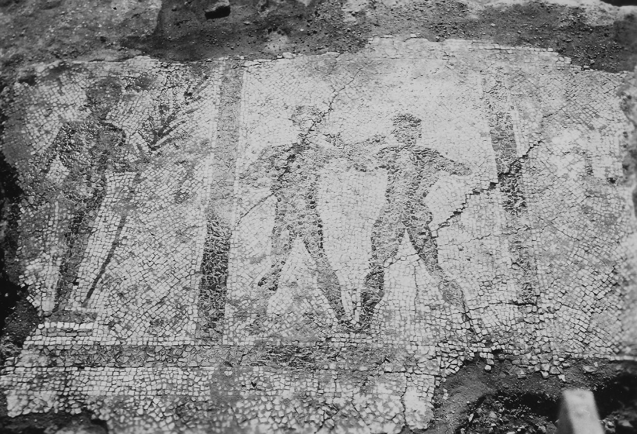 Sebuah foto dari arsip 90 tahun arkeolog Amerika Carl Blegen menunjukkan salah satu mozaik yang ditemukan di kota kuno Troy, Çanakkale, Türkiye, 24 November 2022. (Foto AA)