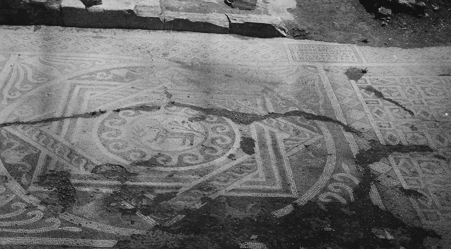 Sebuah foto dari arsip 90 tahun arkeolog Amerika Carl Blegen menunjukkan salah satu mozaik yang ditemukan di kota kuno Troy, Çanakkale, Türkiye, 24 November 2022. (Foto AA)