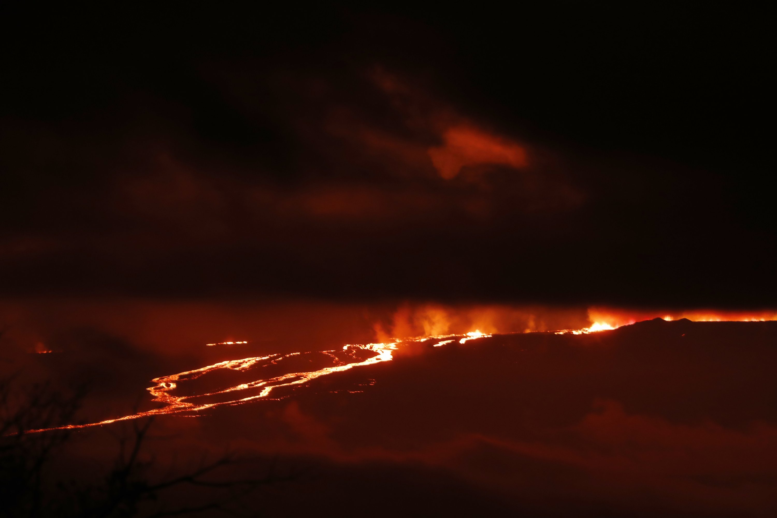 Sungai lava mengalir dari Mauna Loa, dekat Hilo, Hawaii, AS, 28 November 2022. (Foto AP)