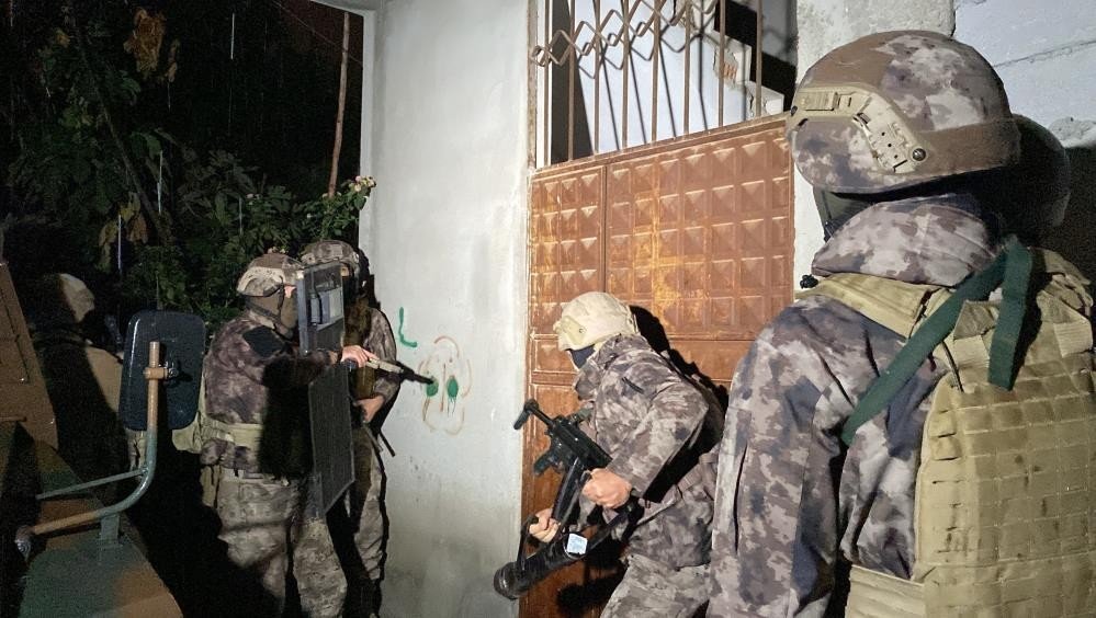 Counterterrorism squads raid a house in Mersin province as part of an operation against the PKK in Mersin province, Nov. 29, 2022. (IHA Photo)
