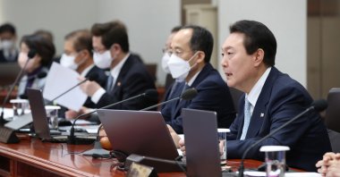 South Korean President Yoon Suk Yeol (R) speaks during a Cabinet meeting to review an executive order to force striking truckers to return to work at the presidential office in Seoul, South Korea, Nov. 29, 2022. (EPA Photo)