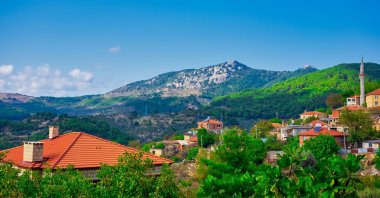 A village on the slopes of Mount Kaz, in Çanakkale, Türkiye. (Shutterstock Photo)