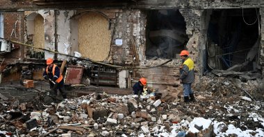 Repairmen work near a residential building damaged following a missile attack in Vyshgorod, Ukraine, Nov. 28, 2022. (AFP Photo)