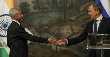 Russian Foreign Minister Sergei Lavrov (R) and his Indian counterpart Subrahmanyam Jaishankar (L) shake hands during a joint press conference following their talks in Moscow, Russia, Nov., 8, 2022. (AFP Photo)