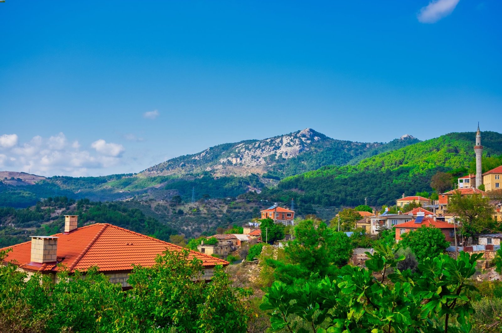 A village on the slopes of Mount Kaz, in Çanakkale, Türkiye. (Shutterstock Photo)