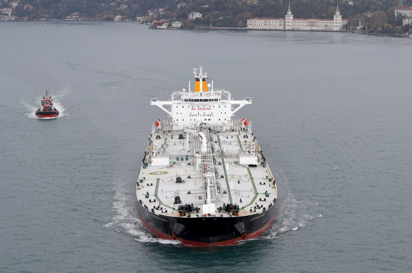 Maltese-flagged crude oil tanker Captain Paris sails through the Bosporus in Istanbul, Türkiye, Nov. 8, 2020. (Reuters Photo)