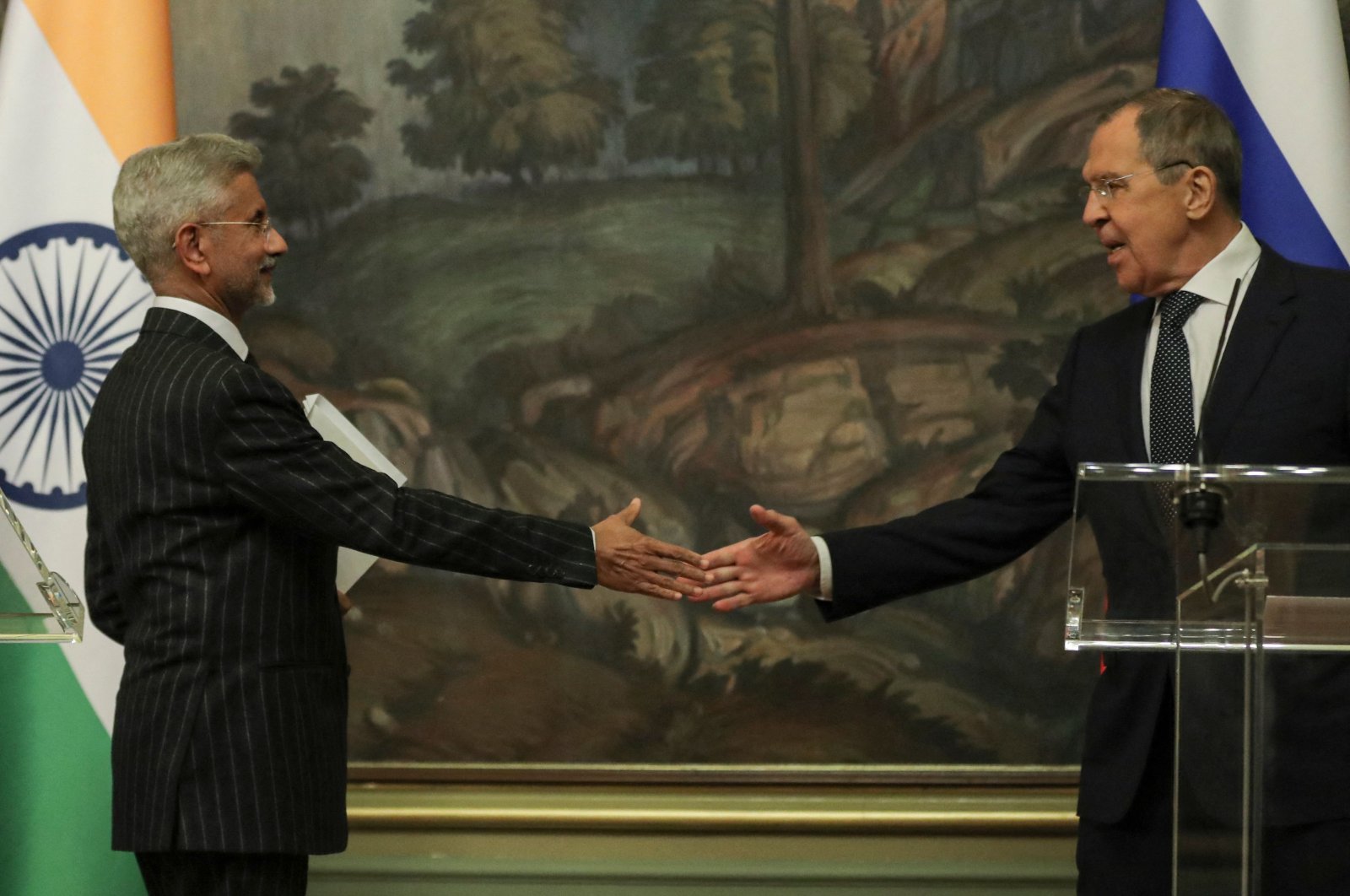 Russian Foreign Minister Sergei Lavrov (R) and his Indian counterpart Subrahmanyam Jaishankar (L) shake hands during a joint press conference following their talks in Moscow, Russia, Nov., 8, 2022. (AFP Photo)