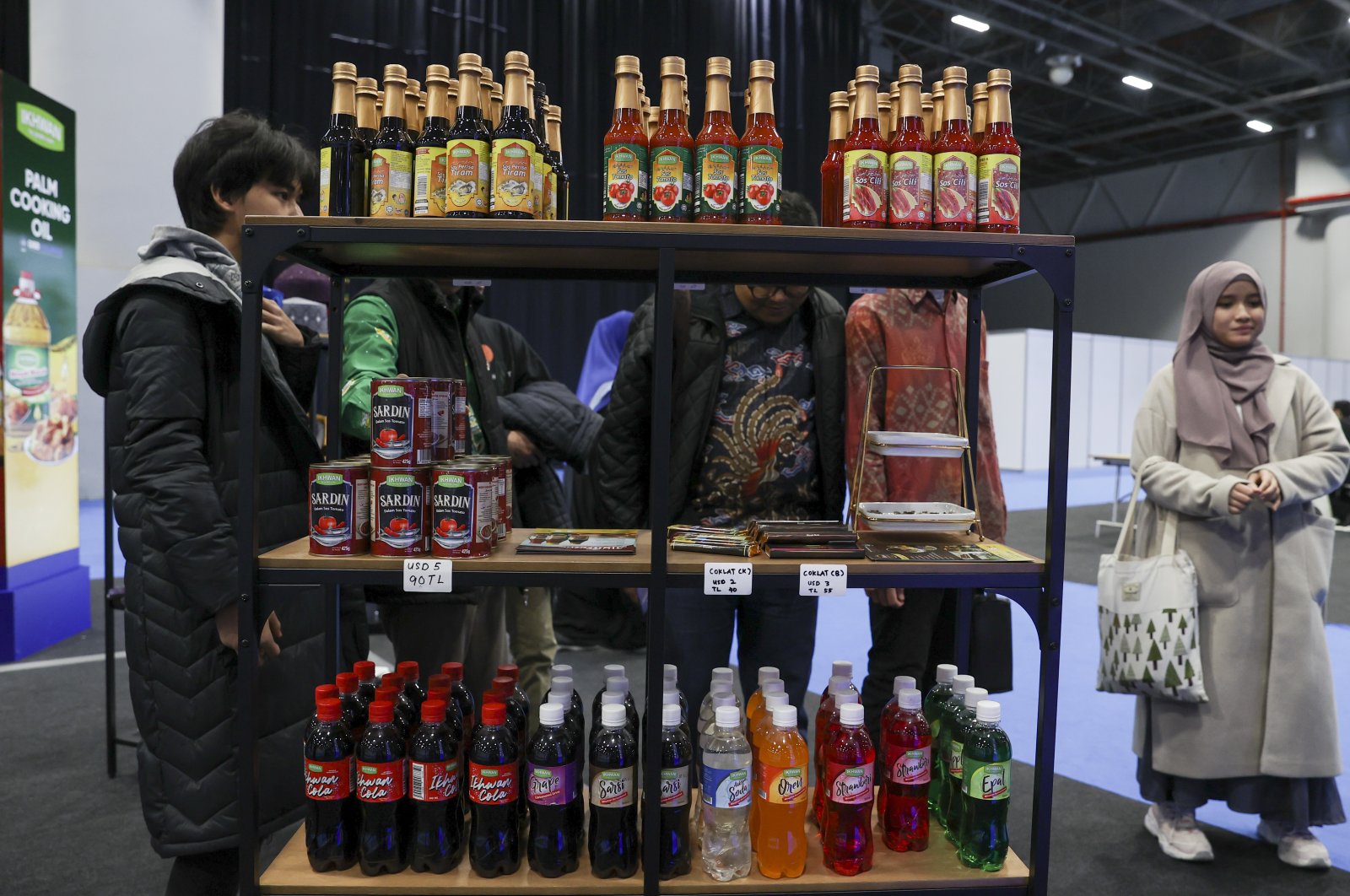 Food and beverages are on display as part of the Helal Expo held in Istanbul, Türkiye, Nov. 26, 2022. (AA Photo)