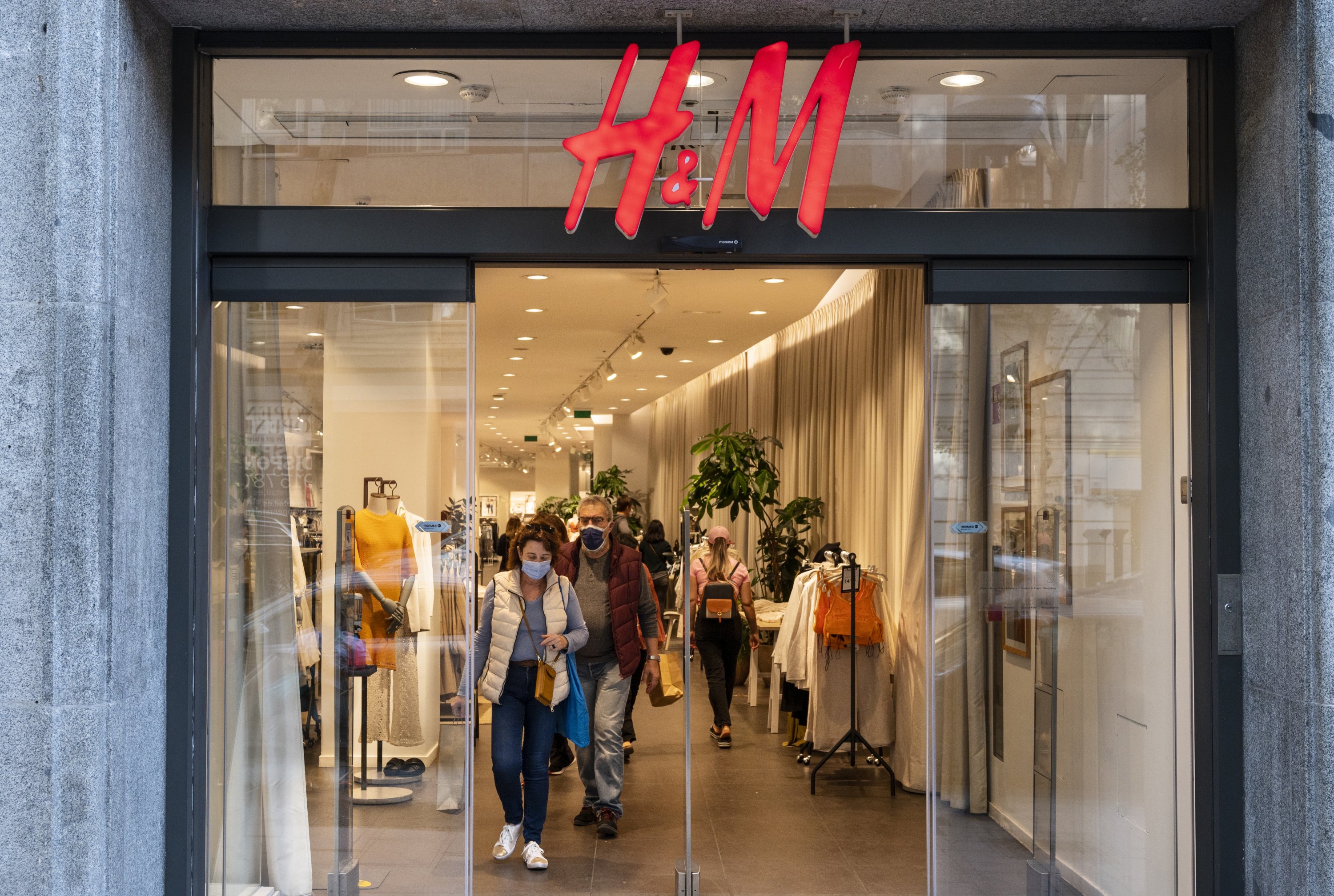 Swedish fashion giant HM to cut 1,500 jobs in cost-saving drive Daily  Sabah