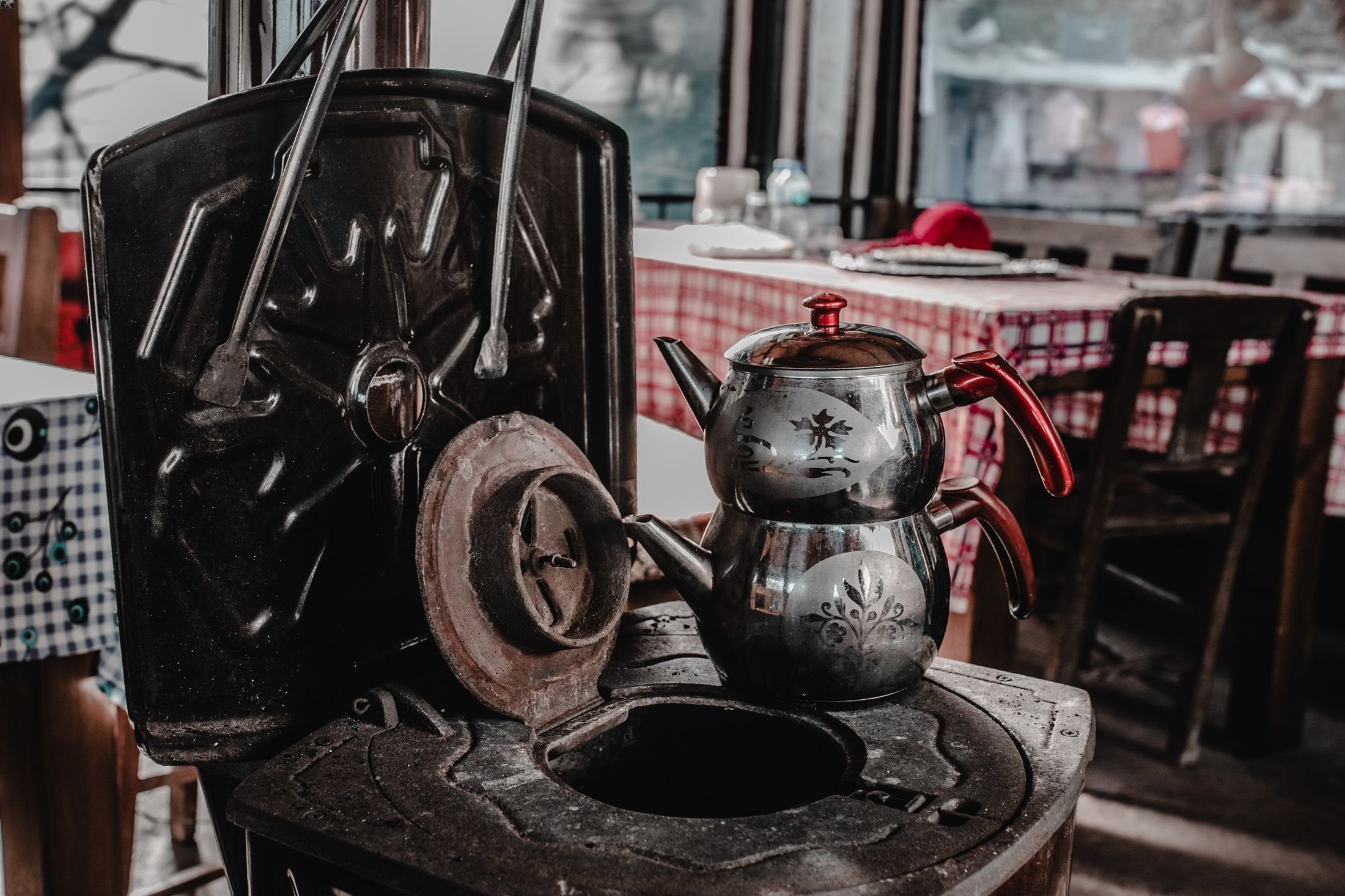 Pembuat teh Turki di atas soba tradisional, atau tungku pembakaran batu bara, di Şirince, Izmir, Türkiye.  (Foto Shutterstock)