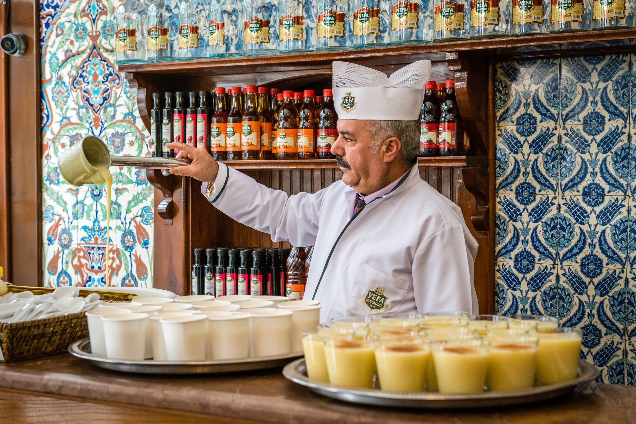 Boza adalah minuman fermentasi populer yang dijual di Istanbul, Türkiye.  (Foto Shutterstock)