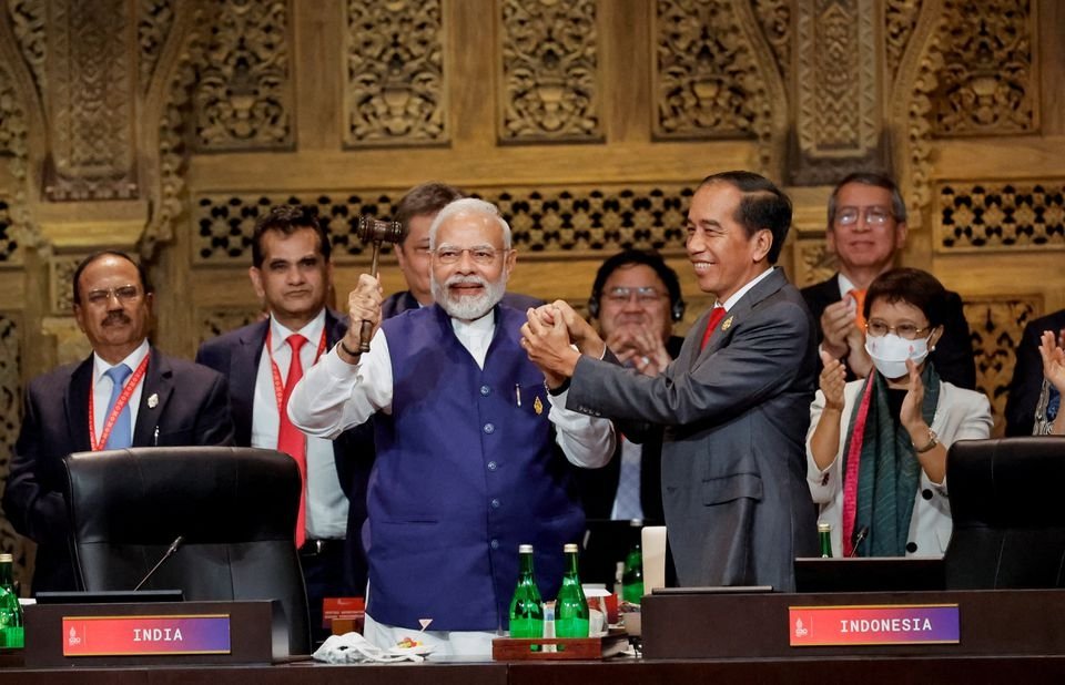 India&#039;s Prime Minister Narendra Modi and Indonesia&#039;s President Joko Widodo hold hands during the handover ceremony at the G20 Leaders&#039; Summit, in Nusa Dua, Bali, Indonesia, Nov. 16, 2022. (Reuters Photo)