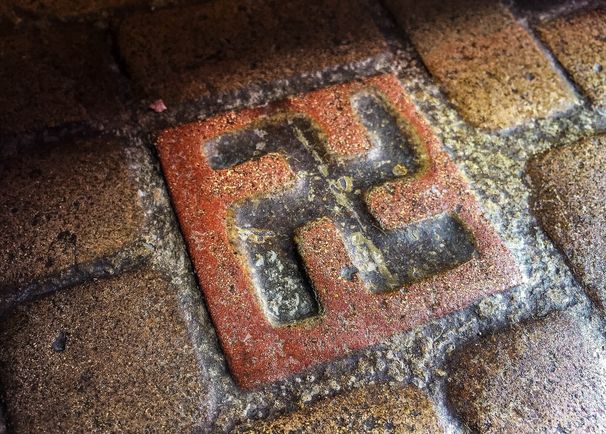 Salah satu dari sekitar 60 ubin lantai yang dihiasi salib bergaya swastika di pintu masuk Gereja Komunitas Longview di Longview, Washington, 3 Maret 2016. (Foto AP)