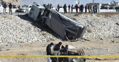 Security officials inspect a burnt-out car after a suicide bomb attack targeting a police truck, Quetta, Pakistan, Nov. 30, 2022. (AFP Photo)
