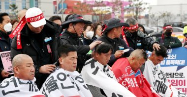 Unionized truck drivers have their hair shaved at a head-shaving protest to oppose President Yoon Suk-yeol issuing a back-to-work order for protesting truckers in Incheon, South Korea, Nov. 29, 2022. (Reuters Photo)