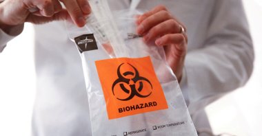 A doctor shows a sample test kit at a drive-through clinic for the coronavirus, flu and RSV, at UW Medical Center Northwest in Seattle, Washington, U.S. March 9, 2020. (Reuter Photo)