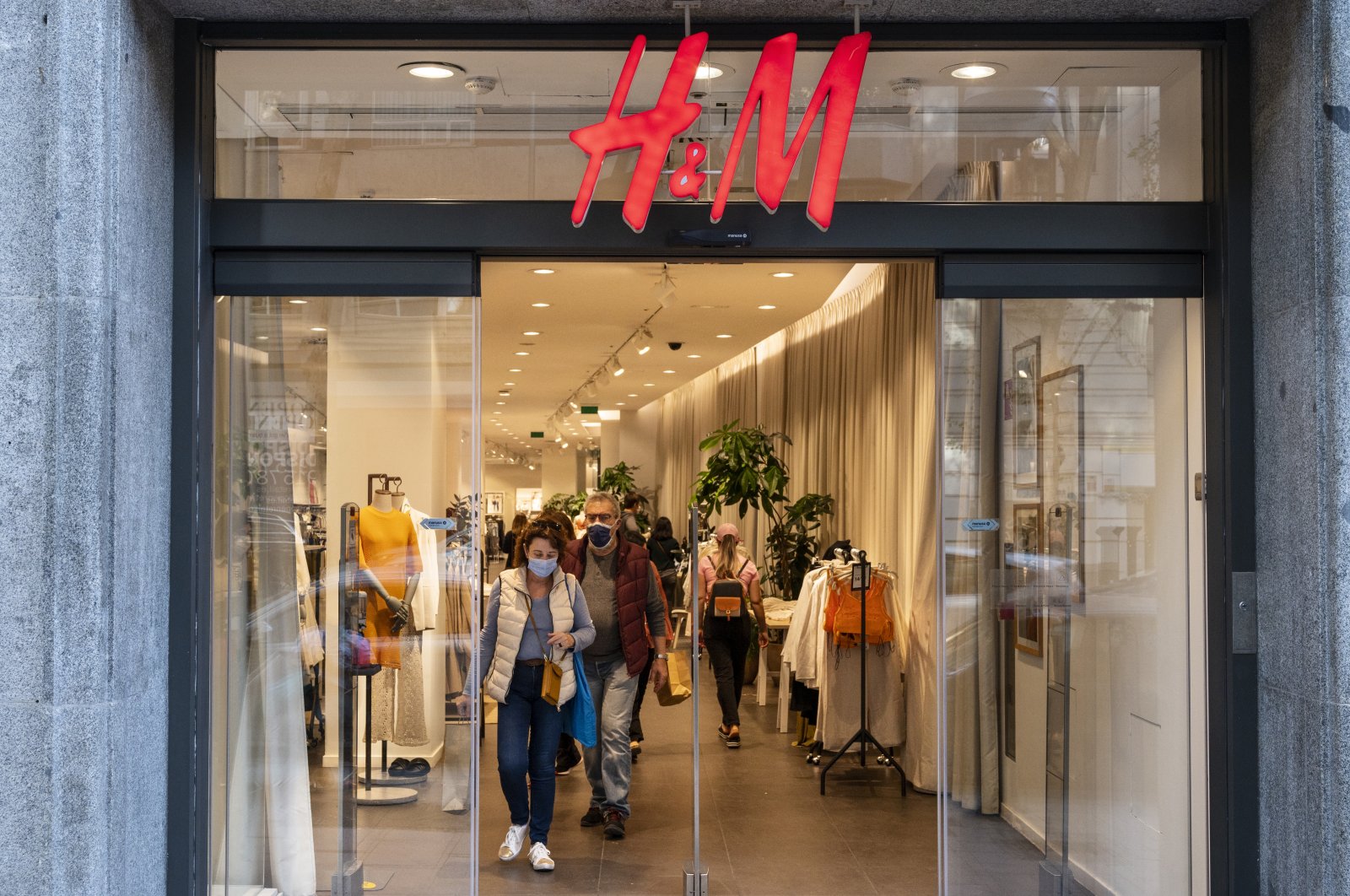 Shoppers are seen at the Swedish multinational clothing design retail company Hennes & Mauritz, H&M, store in Spain, May 4, 2022. (Reuters Photo)