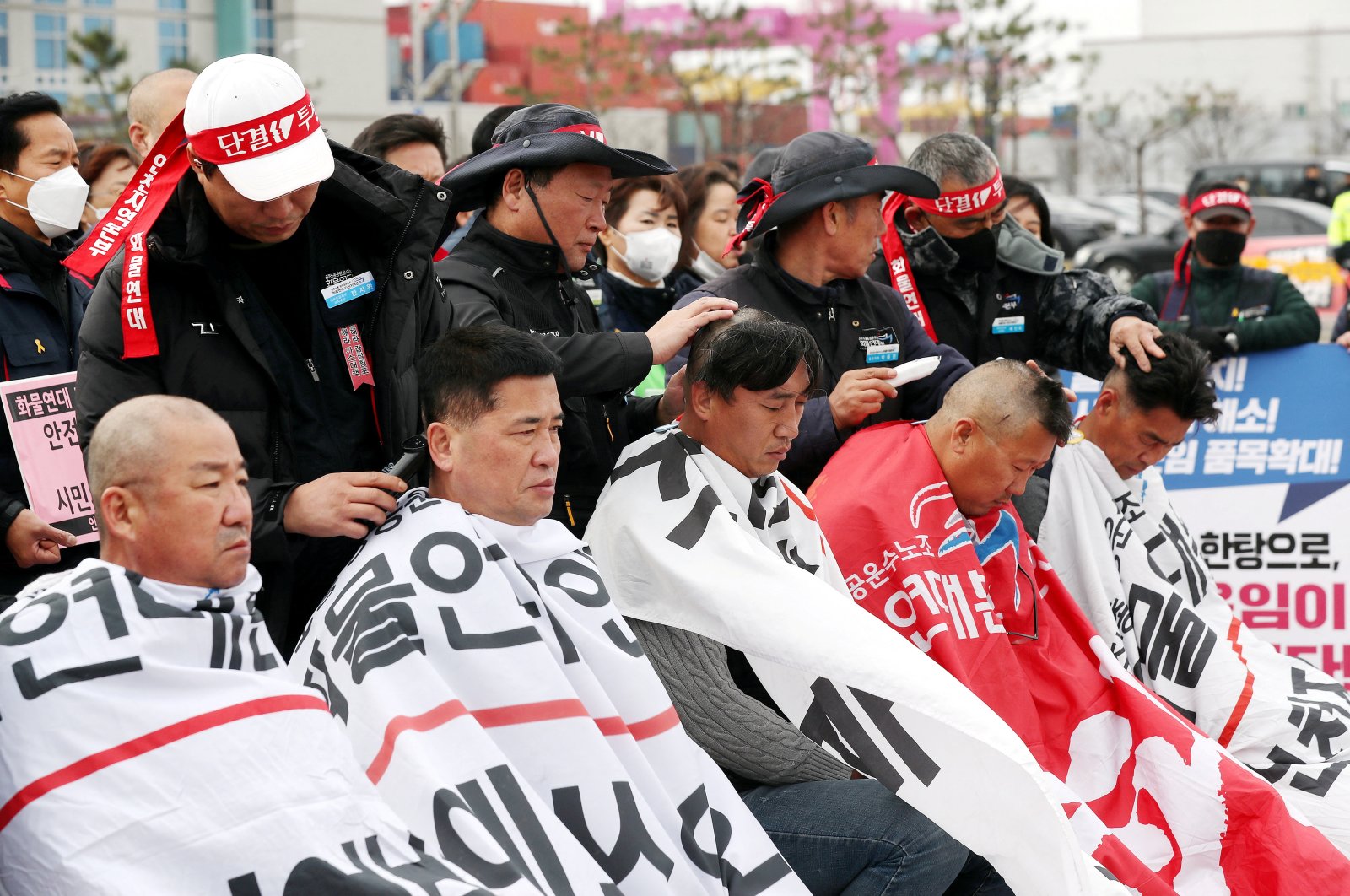 Unionized truck drivers have their hair shaved at a head-shaving protest to oppose President Yoon Suk-yeol issuing a back-to-work order for protesting truckers in Incheon, South Korea, Nov. 29, 2022. (Reuters Photo)