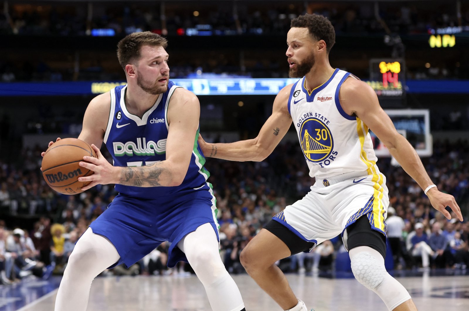 Dallas Mavericks guard Luka Doncic looks to score as Golden State Warriors guard Stephen Curry defends during the second half at American Airlines Center,  Dallas, Texas, U.S., Nov. 29, 2022 (Reuters Photo)