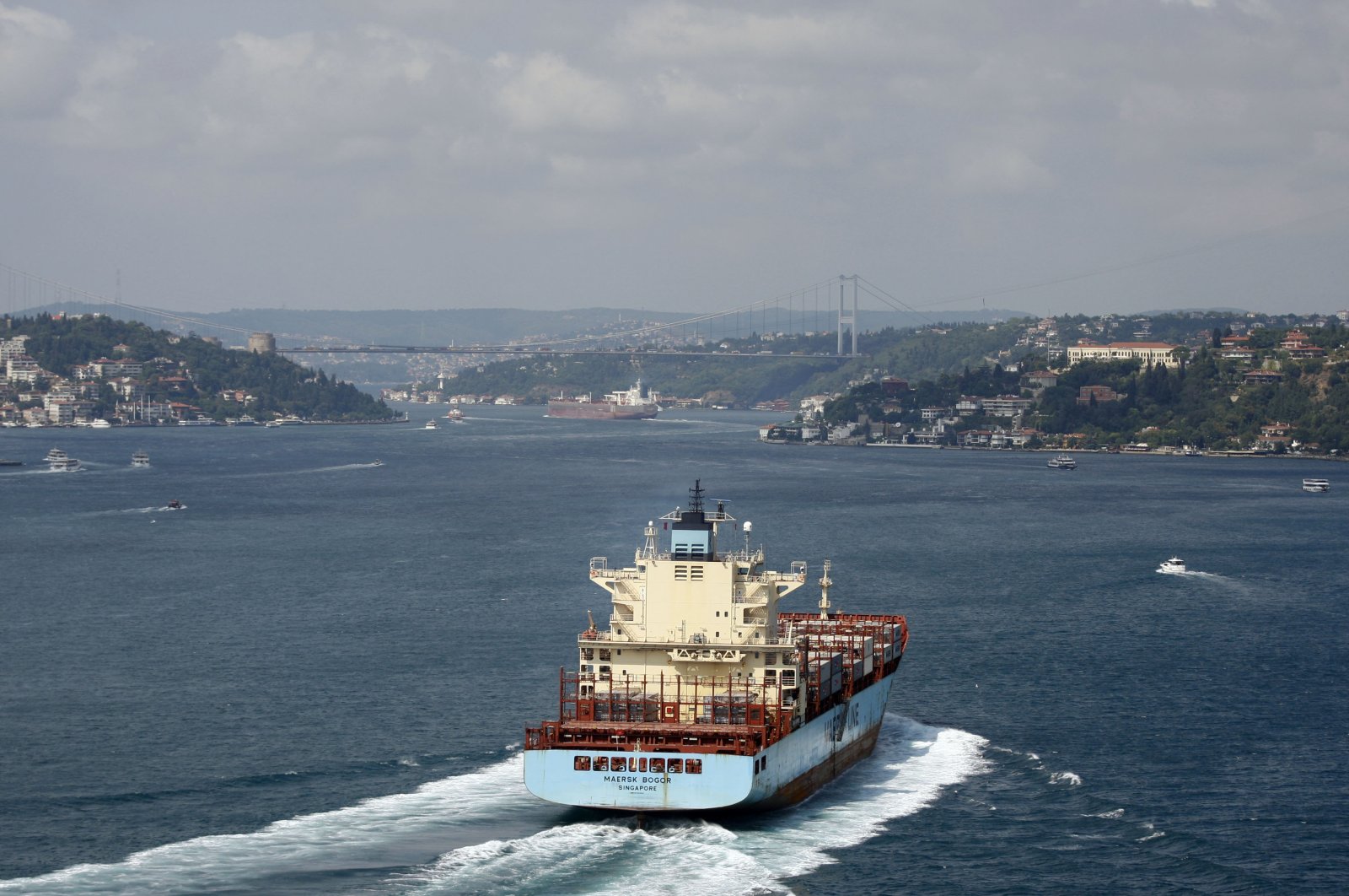 An oil tanker passes through the Bosporus to the Black Sea in Istanbul, Türkiye, July 20, 2012. (Reuters Photo)