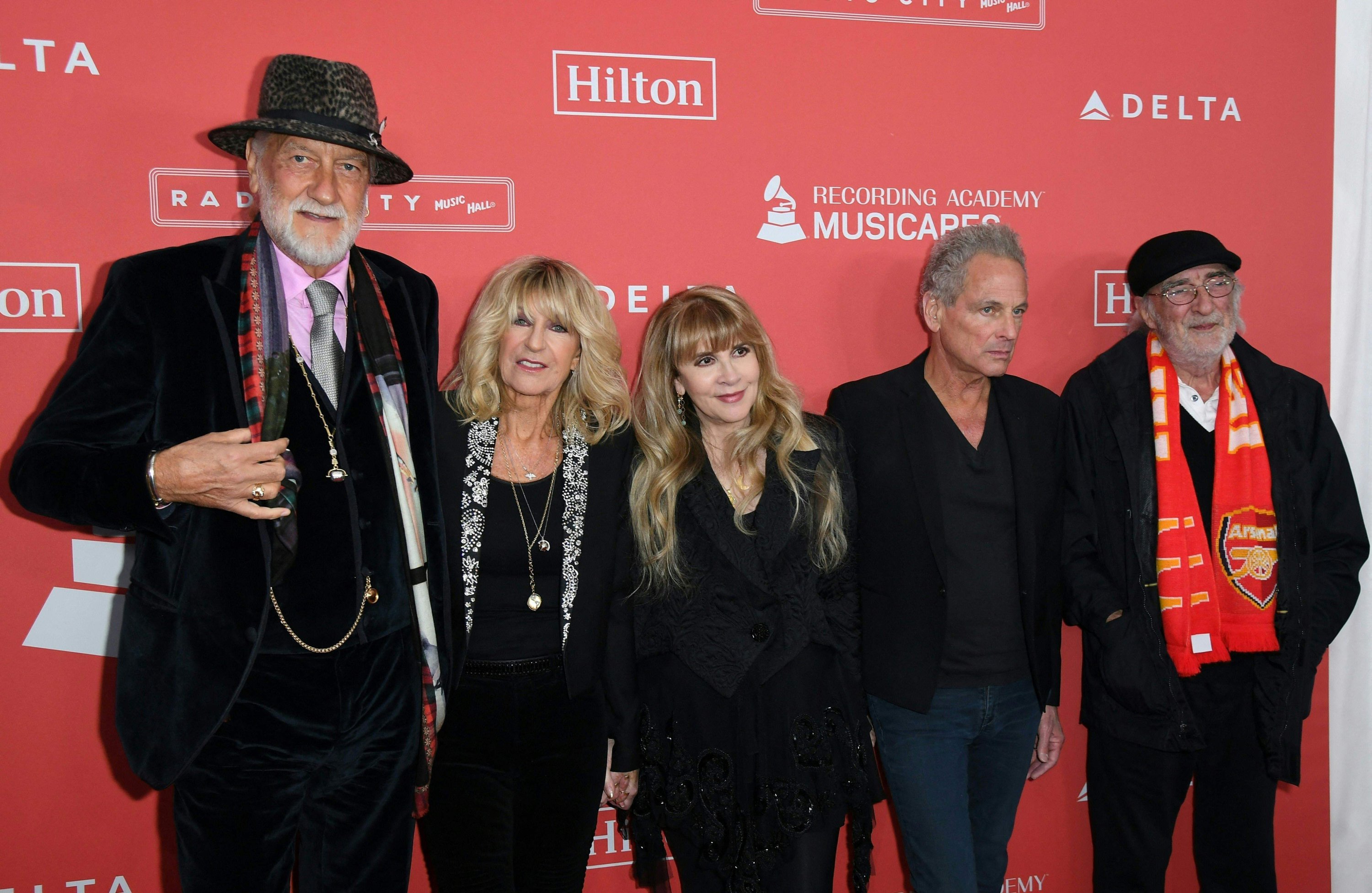 Band Fleetwood Mac bersama Lindsey Buckhingham (kedua dari kanan), Mick Fleetfood (kiri), Christine McVie (kedua dari kiri), John McVie (kanan) dan Stevie Nicks tiba di acara MusiCares Person of the Year di Radio City Music Hall, New York, AS, 26 Januari 2018. (Foto AFP)