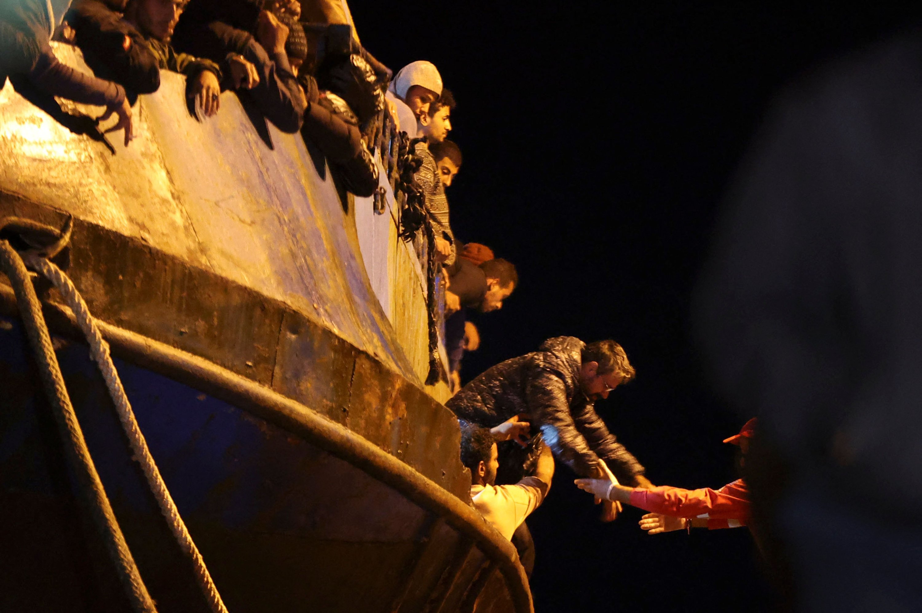 Pengungsi dan migran yang diselamatkan turun dari perahu di Paleochora, Yunani, 22 November 2022. (Foto AFP)