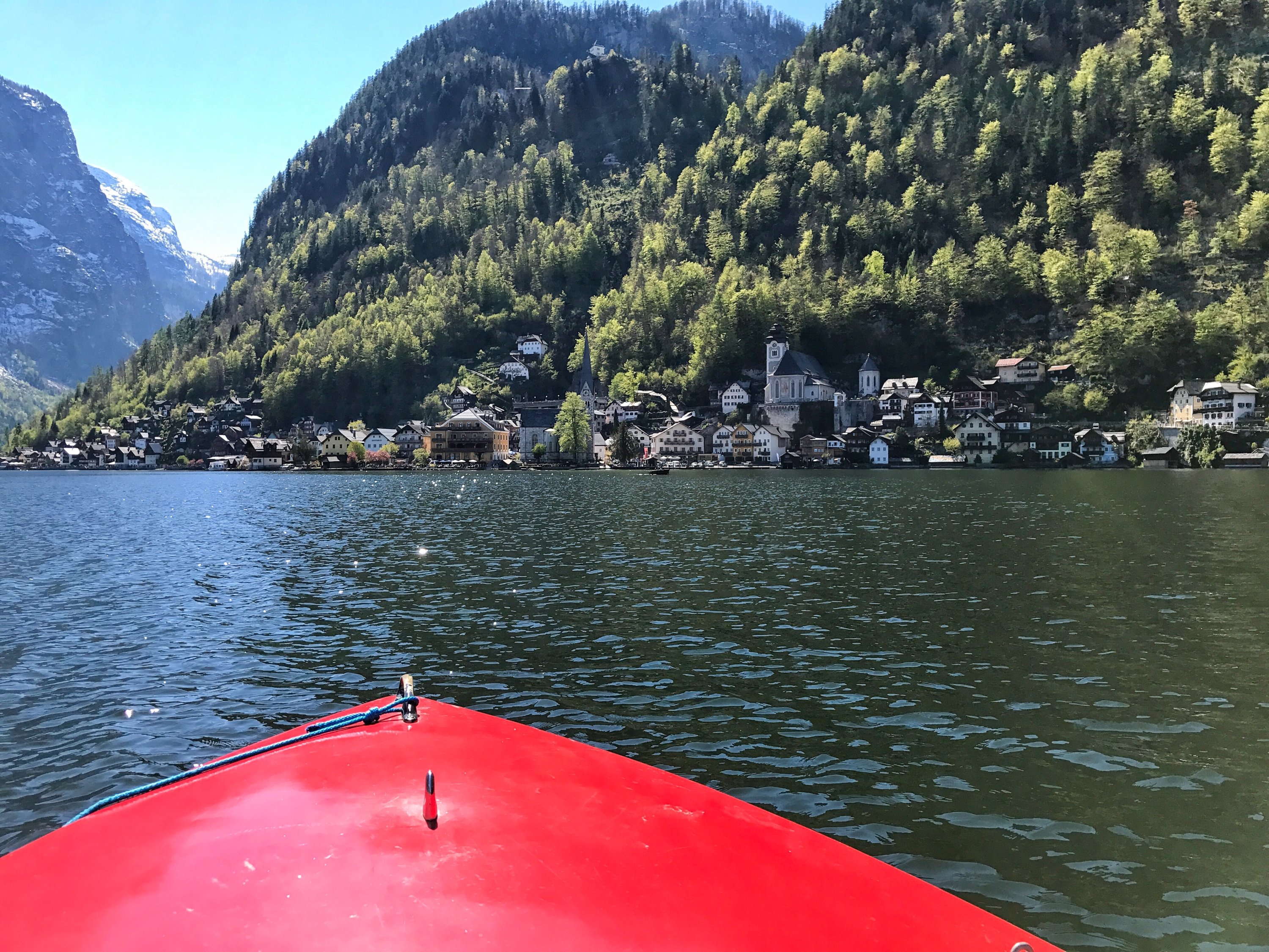 Pemandangan danau, desa dan Pegunungan Alpen dari atas perahu, di Hallstatt, Austria.  (Foto oleh Özge Şengelen)