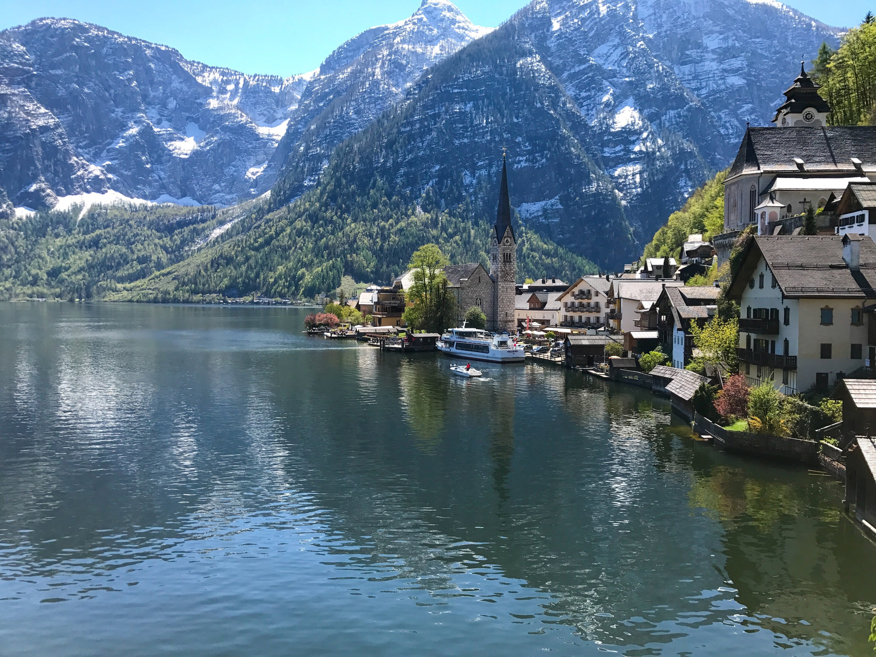 Pemandangan danau, desa dan Pegunungan Alpen, di Hallstatt, Austria.  (Foto oleh Özge Şengelen)