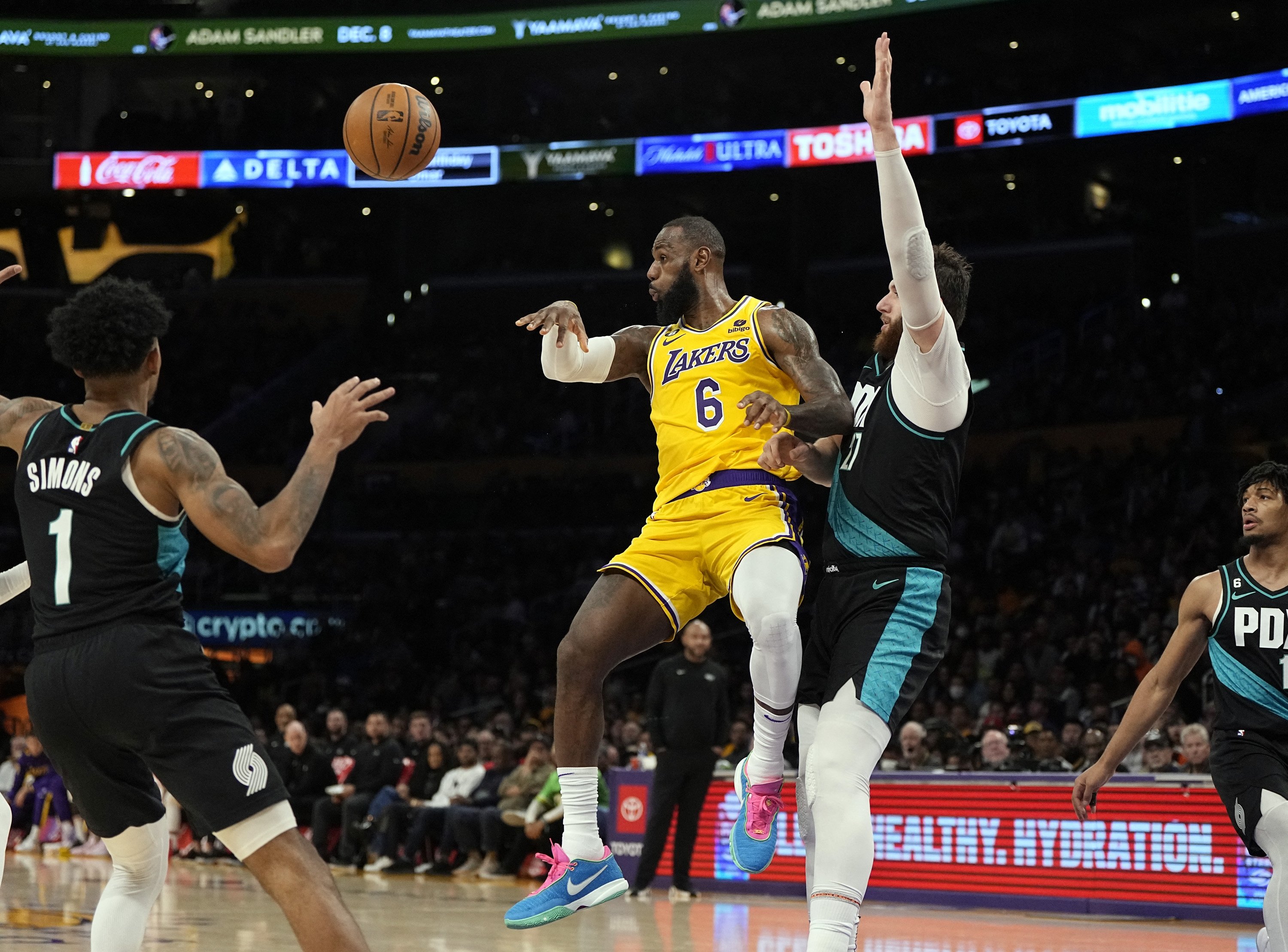 LeBron gets 31 in Lakers' 128-109 rout of Dame-less Blazers
