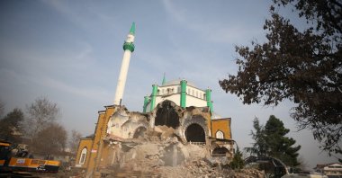 The Çilimli Central Mosque, which was heavily damaged in the 5.9 magnitude earthquake that occurred in Düzce on Nov. 23, has been demolished. (AA Photo)