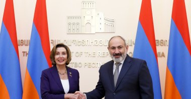 Armenian Prime Minister Nikol Pashinyan (R) and U.S. House of Representatives Nancy Pelosi pose for a photo prior to their talks in Yerevan, Armenia, Sept. 18, 2022. (AP File Photo)