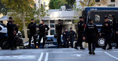 Police officers stand outside the U.S. Embassy in Madrid after a suspected explosive device hidden in an envelope was mailed to the embassy, in the wake of other packages sent to targets connected to Spanish support of Ukraine, amidst Russia’s invasion of Ukraine, in Madrid, Spain, Dec. 1, 2022. (AFP Photo)
