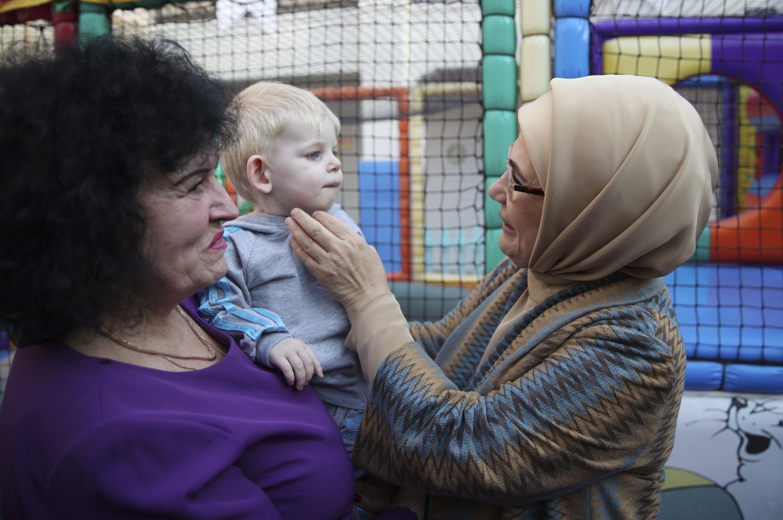 Ibu negara bertemu dengan anak yatim piatu Ukraina yang dia bantu pindahkan ke Türkiye