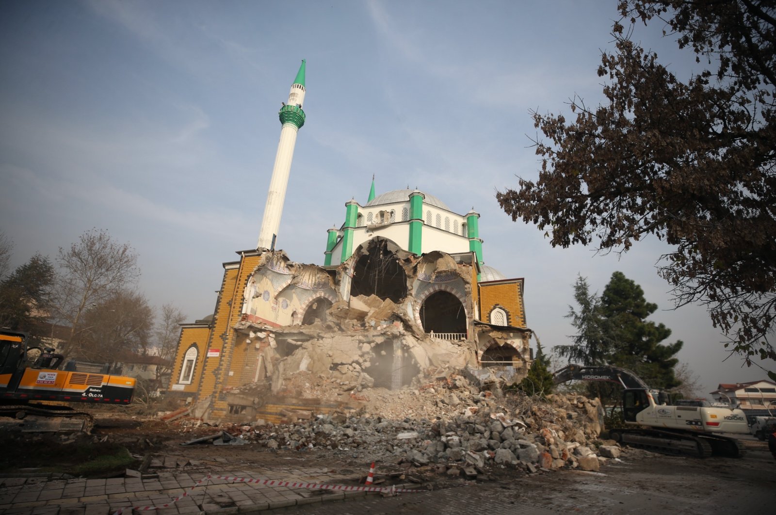 The Çilimli Central Mosque, which was heavily damaged in the 5.9 magnitude earthquake that occurred in Düzce on Nov. 23, has been demolished. (AA Photo)