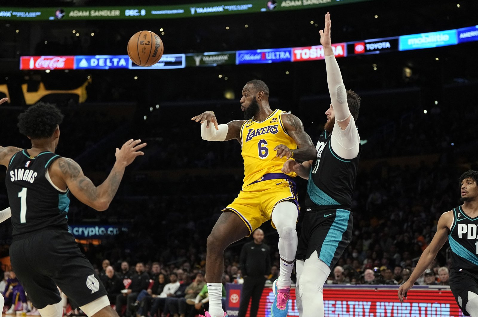 Los Angeles Lakers&#039; LeBron James makes a no-look pass to teammate Austin Reaves (not pictured), who scored a three-point basket, as James is guarded by Portland Trail Blazers&#039; Jusuf Nurkic in the second half at Crypto.com Arena, Los Angeles, California, U.S., Nov.30, 2022. (AFP Photo)