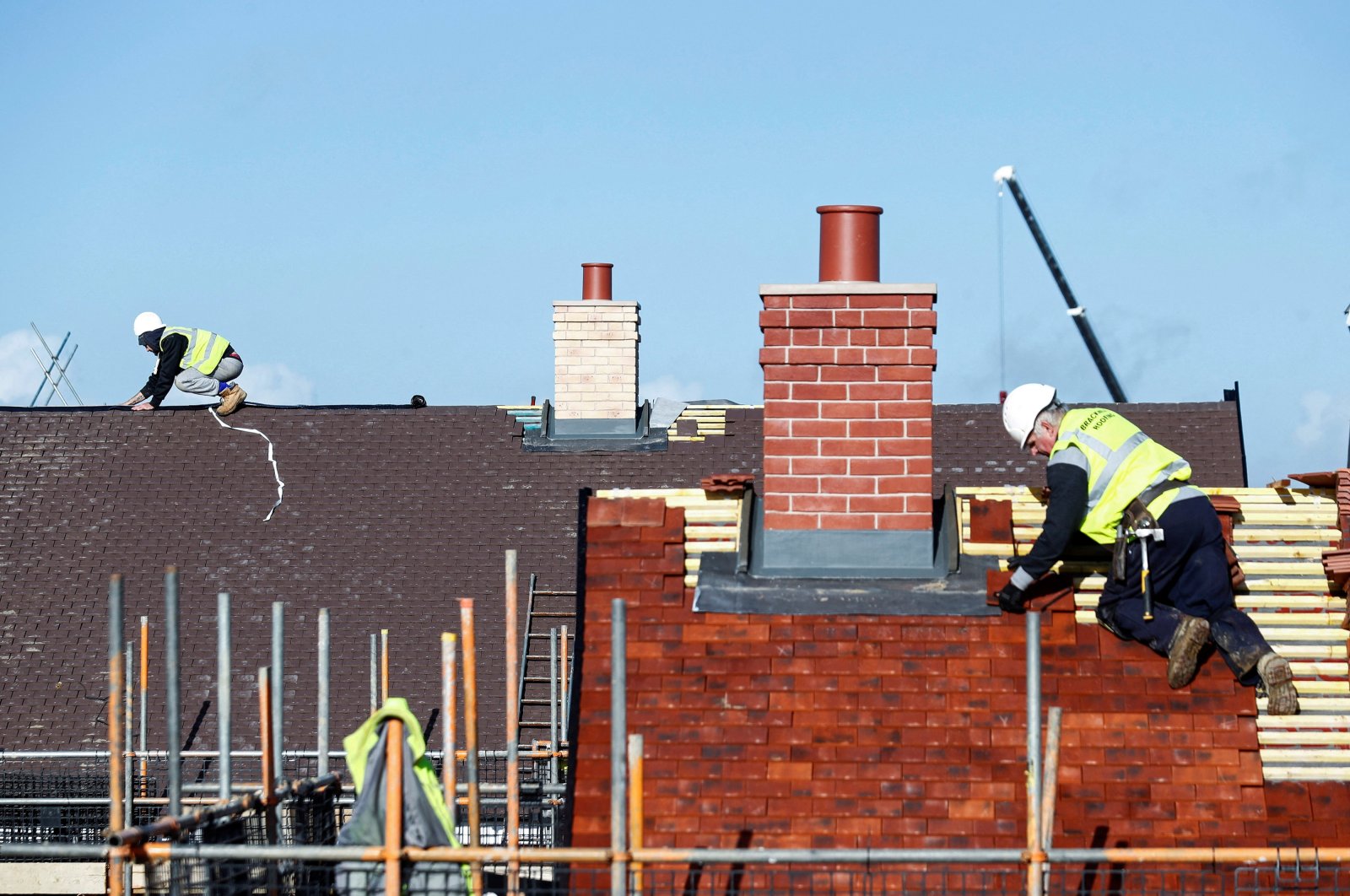 Construction workers work on a Taylor Wimpey housing estate in Aylesbury, U.K., Feb. 7, 2017. (Reuters Photo)