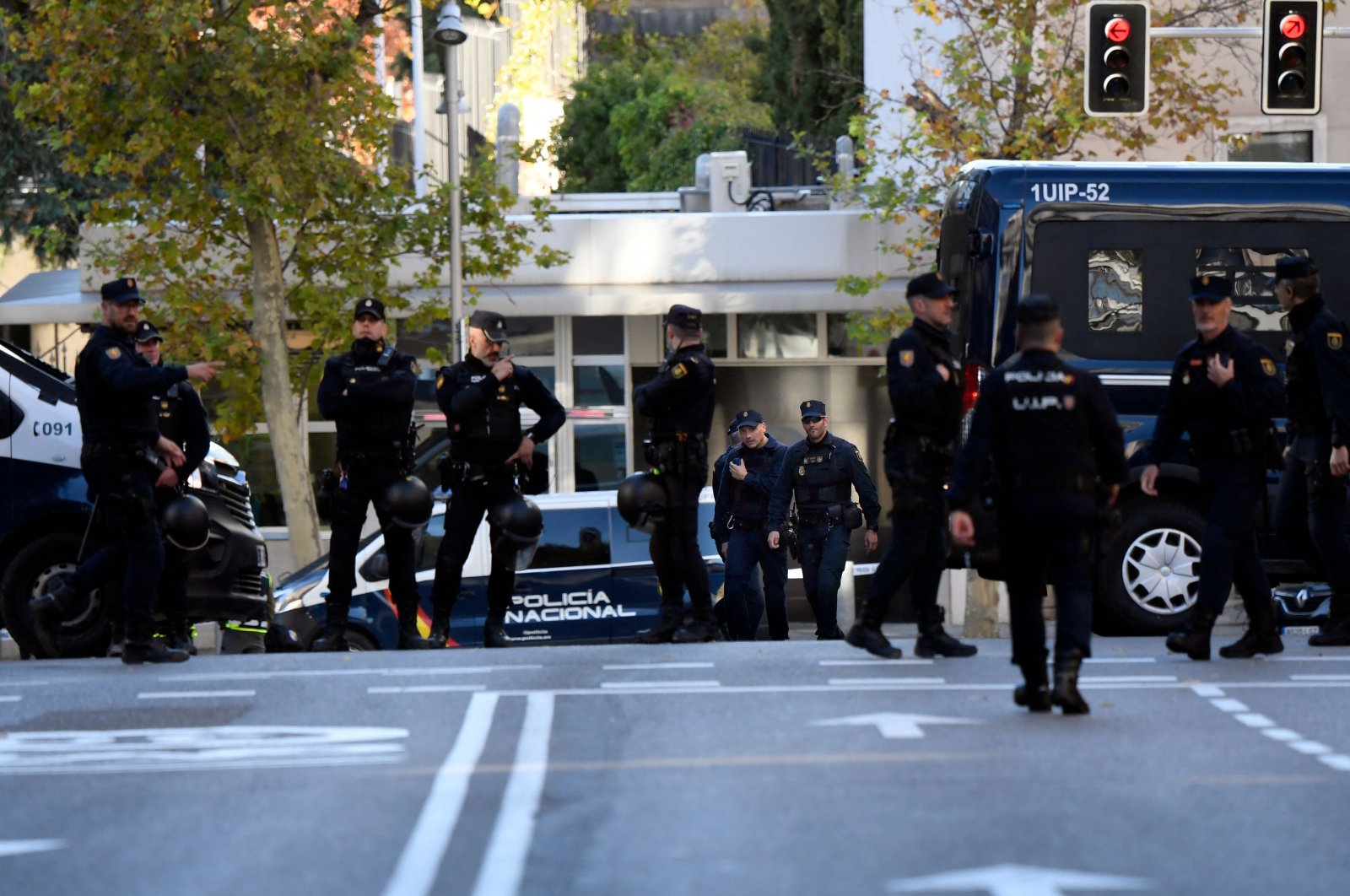 Police officers stand outside the U.S. Embassy in Madrid after a suspected explosive device hidden in an envelope was mailed to the embassy, in the wake of other packages sent to targets connected to Spanish support of Ukraine, amidst Russia’s invasion of Ukraine, in Madrid, Spain, Dec. 1, 2022. (AFP Photo)
