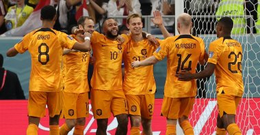 Netherlands' midfielder Frenkie De Jong celebrates scoring his team's second goal during the Qatar 2022 World Cup Group A football match between the Netherlands and Qatar at the Al-Bayt Stadium, Al Khor, Doha, Nov. 29, 2022. (AFP Photo)