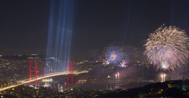 Fireworks go off near the 15 July Martyrs Bridge on the Bosporus, in Istanbul, Türkiye. (Shutterstock Photo)