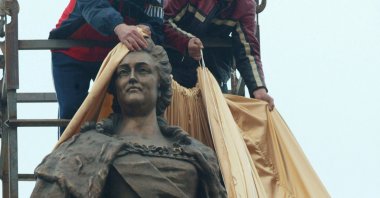 Workers cover a statute of Catherine the Great, the 18th-century empress of Russia, in preparation for an official opening ceremony in the port city of Odessa, Ukraine, Oct. 27, 2007. (Reuters Photo)
